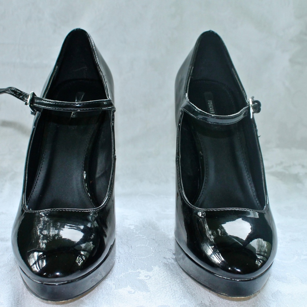 Black Patent Leather Pumps Size 8!